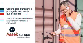 Transitario emitiendo certificado de seguro digital frente a contenedores