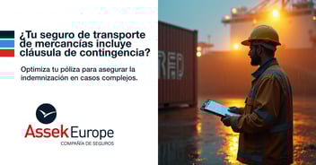 Inspector revisando contenedor de mercancías dañado bajo la lluvia en un puerto, con un buque asegurado al fondo y documentos difuminados que incluyen 'Cláusula de contingencia'.