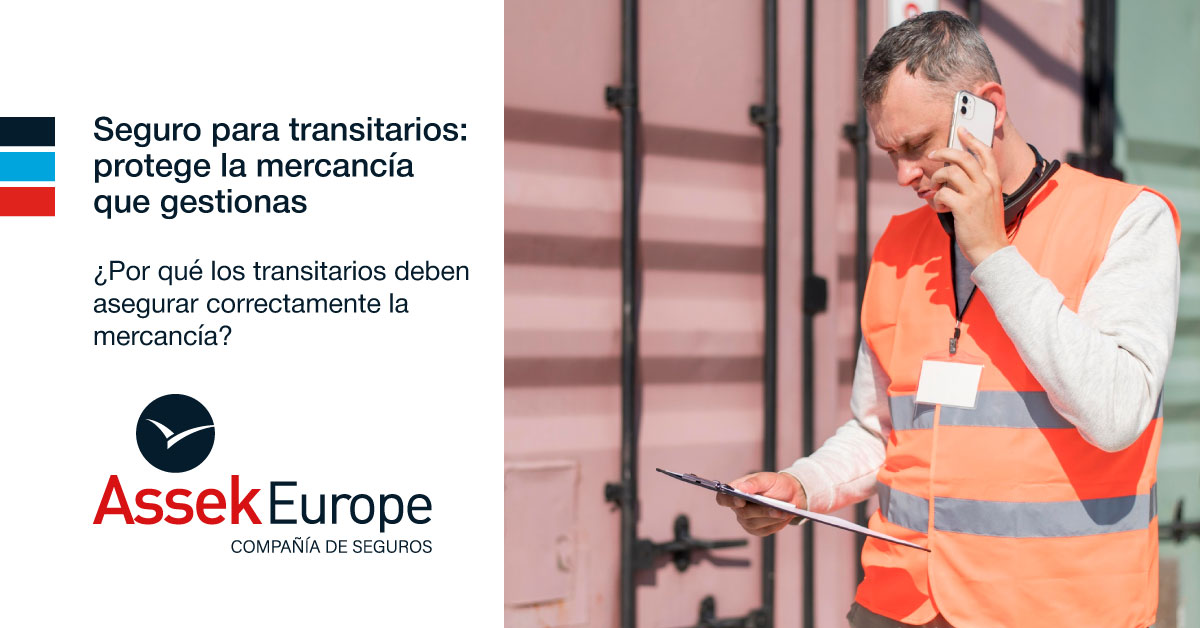 Transitario emitiendo certificado de seguro digital frente a contenedores